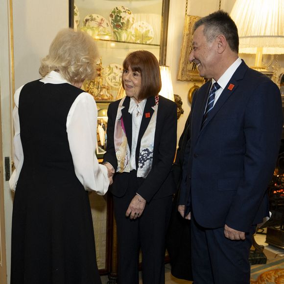 La reine Camilla (à gauche) reçoit Madame Gisèle Pelicot (au centre) et Jean-Loup Agopian (à droite) lors d'une audience à Clarence House à Londres. Date de la photo : lundi 23 février 2026.
Aaron Chown/PA Wire : Aaron Chown/PA Wire