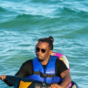 P. Diddy est en vacances avec ses amis DJ Khaled et Future à Miami le 2 janvier 2020. Ils font du jet ski. Backgrid USA / Bestimage