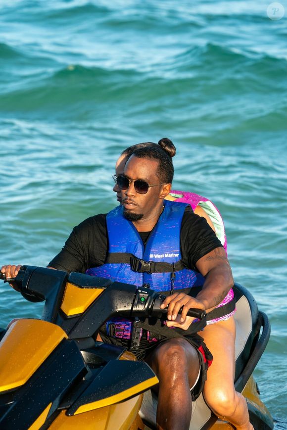 P. Diddy est en vacances avec ses amis DJ Khaled et Future à Miami le 2 janvier 2020. Ils font du jet ski. Backgrid USA / Bestimage