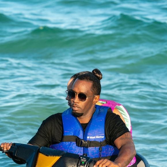P. Diddy est en vacances avec ses amis DJ Khaled et Future à Miami le 2 janvier 2020. Ils font du jet ski. Backgrid USA / Bestimage