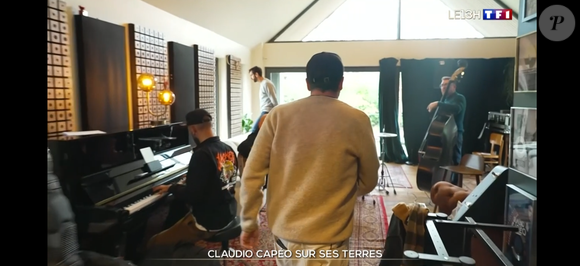 Il a aussi un studio de musique

Claudio Capéo dans sa maison en Alsace. Reportage diffusé dans le JT de 13 heures de TF1 le 23 décembre 2025.