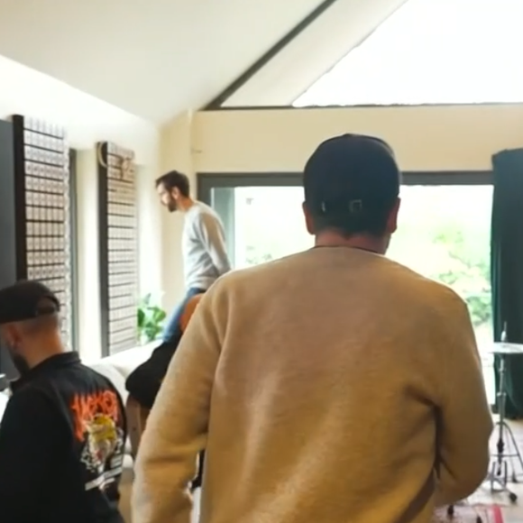 Il a aussi un studio de musique

Claudio Capéo dans sa maison en Alsace. Reportage diffusé dans le JT de 13 heures de TF1 le 23 décembre 2025.