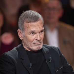 “Elle a traversé la vie en disant ‘il plaisante, il plaisante’. Elle s’excuse presque en permanence, mes amis et mes enfants aussi” 

Exclusif - Laurent Baffie lors de l'enregistrement de l'émission "Famille je vous aime" présentée par Michel Drucker et qui sera diffusée le vendredi 29 mai sur France 3, à Paris, France, le 4 décembre 2025. © Gaffiot-Perusseau/Bestimage