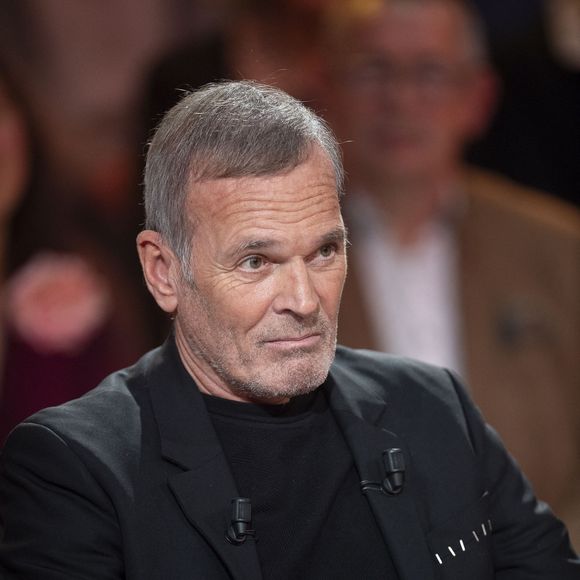 “Elle a traversé la vie en disant ‘il plaisante, il plaisante’. Elle s’excuse presque en permanence, mes amis et mes enfants aussi” 

Exclusif - Laurent Baffie lors de l'enregistrement de l'émission "Famille je vous aime" présentée par Michel Drucker et qui sera diffusée le vendredi 29 mai sur France 3, à Paris, France, le 4 décembre 2025. © Gaffiot-Perusseau/Bestimage