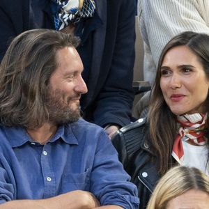 Les deux parents ont immédiatement fait de leur fille une priorité afin qu’elle soit le moins possible impactée par cette décision.

Joyce Jonathan et Martial Paoli dans les tribunes (night session) lors des Internationaux de France de Tennis de Roland Garros 2025, le 3 juin 2025 à Paris. © Dominique Jacovides / Bestimage