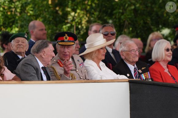 Le roi Charles III, en présence de sa femme la reine Camilla, a rendu hommage le 15 août 2025 aux soldats ayant servi en Asie et dans le Pacifique pendant la Seconde Guerre mondiale, rappelant le coût des conflits, pour le 80e anniversaire de la victoire des forces alliées sur le Japon.
©PA Wire/ABACAPRESS.COM