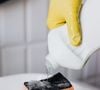Souvent réservé au lave-vaisselle, le liquide de rinçage s'avère être un véritable produit miracle multi-usages, selon elles.