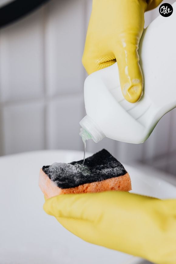 Souvent réservé au lave-vaisselle, le liquide de rinçage s'avère être un véritable produit miracle multi-usages, selon elles.