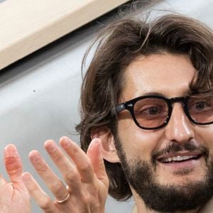 Pierre Niney en tribunes lors des Internationaux de France de Tennis de Roland Garros 2025, à Paris, France, le 6 juin 2025. © Jacovides-Moreau/Bestimage