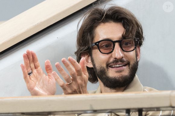 Pierre Niney en tribunes lors des Internationaux de France de Tennis de Roland Garros 2025, à Paris, France, le 6 juin 2025. © Jacovides-Moreau/Bestimage