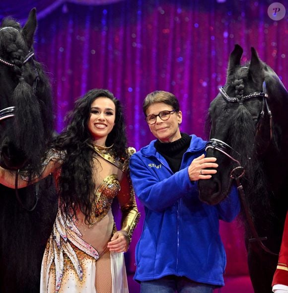La princesse Stéphanie de Monaco a posé avec des artistes qui se produiront au 48eme Festival International du Cirque de Monte Carlo sous le chapiteau de Fontvieille à Monaco. Le festival débute le 16 janvier. © Bruno Bebert / Bestimage