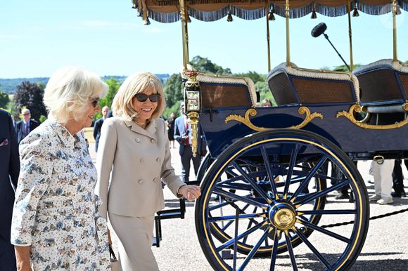 Le miel des ruches de l’Élysée, produit par des abeilles issues d’un monastère anglais, a également été offert en clin d’œil aux engagements écologiques du souverain.

Déambulation d'Emmanuel Macron, président de la République Française, et de la Première dame Brigitte Macron, dans les jardins du château de Windsor avec le roi Charles III d'Angleterre et Camilla Parker Bowles, reine consort, le 9 juillet 2025. 
© Jeanne Accorsini / Pool / Bestimage