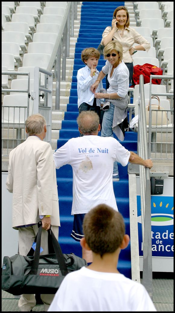 Archives - PATRICK POIVRE D'ARVOR - CLAIRE CHAZAL et leur fils FRANCOIS au match de football opposant : des litteraires, ecrivains, personalites et du personel TF1 au stade de France (St Denis 93 ) © Guillaume Gaffiot/Bestimage
