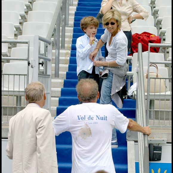 Archives - PATRICK POIVRE D'ARVOR - CLAIRE CHAZAL et leur fils FRANCOIS au match de football opposant : des litteraires, ecrivains, personalites et du personel TF1 au stade de France (St Denis 93 ) © Guillaume Gaffiot/Bestimage