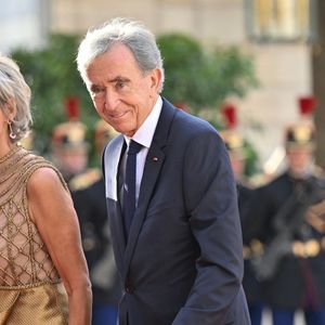 Le magnat y dément les rivalités familiales et dévoile une cohésion sans faille au sein de sa puissante dynastie.

Bernard Arnault et sa femme Hélène arrivant au palais de l’Elysée pour un dîner d’état en l’honneur de la visite du roi de Thaïlande et de sa femme à Paris le 29 juin 2026.

© Christian Liewig / Bestimage