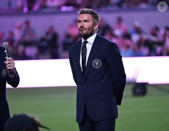 Grâce à cet exploit, David Beckham s'offre même un record historique : il devient officiellement le tout premier sportif britannique à intégrer le club ultra-fermé des milliardaires. 

Le 4 avril 2026, Hallandale, Floride, États-Unis : Sir David Beckham s'adresse aux spectateurs avant le match. Inter Miami CF et Austin FC au Nu Stadium. (Credit Image : © Michele Eve Sandberg/ZUMA Press Wire / Bestimage)
