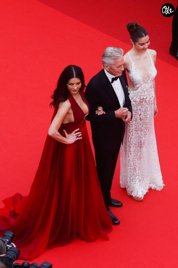 Michael Douglas entouré de sa femme Catherine Zeta-Jones et sa fille Carys Zeta Douglas - Montée des marches du film « Jeanne du Barry » pour la cérémonie d’ouverture du 76ème Festival International du Film de Cannes, au Palais des Festivals à Cannes. Le 16 mai 2023
© Christophe Clovis / Bestimage