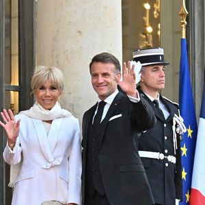 Le président gabonais Brice Oligui Nguema et sa femme Zita Oligui Nguema sont accueillis par le président Emmanuel Macron et la première dame Brigitte Macron avant un dîner d'État au palais de l'Elysée à Paris le 20 juillet 2026. © Christian Liewig/Bestimage