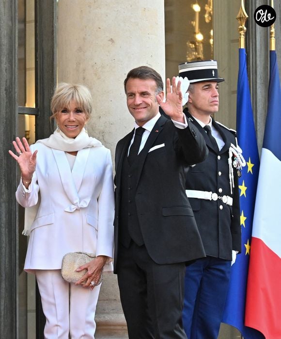 Le président gabonais Brice Oligui Nguema et sa femme Zita Oligui Nguema sont accueillis par le président Emmanuel Macron et la première dame Brigitte Macron avant un dîner d'État au palais de l'Elysée à Paris le 20 juillet 2026. © Christian Liewig/Bestimage