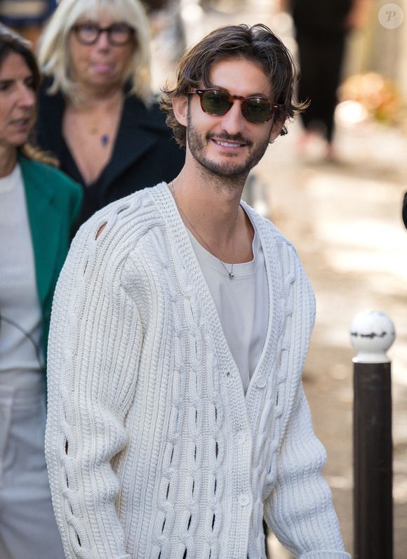 Pierre Niney - Arrivées au défilé Lacoste Collection Femme Prêt-à-Porter Printemps/Eté 2026 lors de la Fashion Week de Paris (PFW) le 5 octobre 2025. © Florian Lavielle/Bestimage