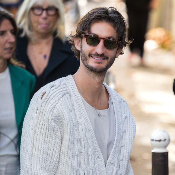 Pierre Niney - Arrivées au défilé Lacoste Collection Femme Prêt-à-Porter Printemps/Eté 2026 lors de la Fashion Week de Paris (PFW) le 5 octobre 2025. © Florian Lavielle/Bestimage