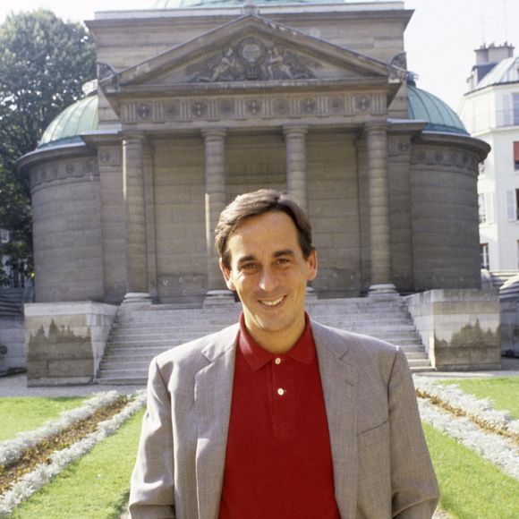S'il s'était donc imaginé mort bien 20 ans avant la vraie fin de sa vie, il partageait là sa plus grande appréhension post-mortem : l'oubli. 

En France, à Paris, Thierry Ardisson posant en octobre 1986