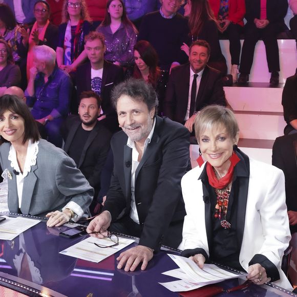 Exclusif - Géraldine Maillet, Christophe Carrière, Isabelle Morini-Bosc, Gilles Verdez, sur le plateau de l’émission « TPMP » La dernière sur C8,  présentée par C.Hanouna et diffusée en direct sur C8, Paris, France, le 27 fevrier 2025. © Jack Tribeca / Bestimage