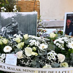 Les couronnes de fleurs, dont celle de la ministre de la Culture, R.Abdul Malak - Vin d'honneur à l'issue des obsèques de Guy Marchand au bar du Cours chez Roland à Mollégès, le 27 décembre 2023. La clarinette de l'acteur et chanteur l'a accompagné jusqu'à sa dernière demeure. Ses proches se sont rassemblés en souvenir du défunt, au son d'un orchestre sur la place du village, avec les couronnes de fleurs de la cérémonie funéraire, dont celle de la ministre de la Culture, R.Abdul Malak.  
© Bruno Bebert / Bestimage 

No web pour la Belgique et la Suisse