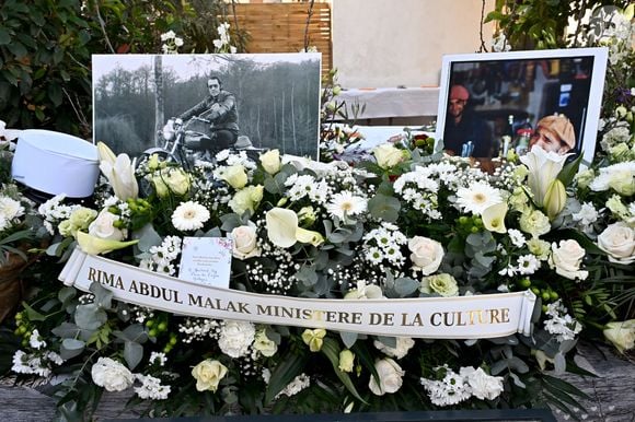 Les couronnes de fleurs, dont celle de la ministre de la Culture, R.Abdul Malak - Vin d'honneur à l'issue des obsèques de Guy Marchand au bar du Cours chez Roland à Mollégès, le 27 décembre 2023. La clarinette de l'acteur et chanteur l'a accompagné jusqu'à sa dernière demeure. Ses proches se sont rassemblés en souvenir du défunt, au son d'un orchestre sur la place du village, avec les couronnes de fleurs de la cérémonie funéraire, dont celle de la ministre de la Culture, R.Abdul Malak.  
© Bruno Bebert / Bestimage 

No web pour la Belgique et la Suisse