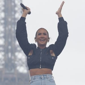 Vitaa  lors du concert à l'occasion de l'opération "vacances de OUF, journée des oubliés des vacances" pour les 80 ans du Secours Populaire au Champ-de-Mars à Paris le 20 août 2025.

© Coadic Guirec / Bestimage