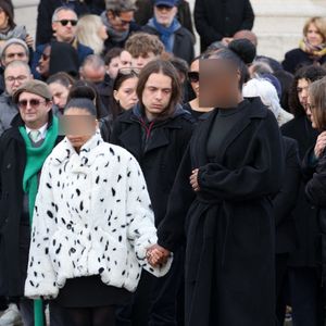 Ma mère, c'était la gentillesse. Elle arrivait à me faire sourire, même quand ça n'allait pas. Elle sentait quand je n'allais pas bien", a-t-elle déclaré devant l'audience.

Iris et Maya, les filles de la défunte, Choukri Gabteni - Sorties des obsèques d’Isabelle Mergault à la Coupole du Père-Lachaise à Paris le 30 mars 2026. © Cyril Moreau - Dominique Jacovides / Bestimage
