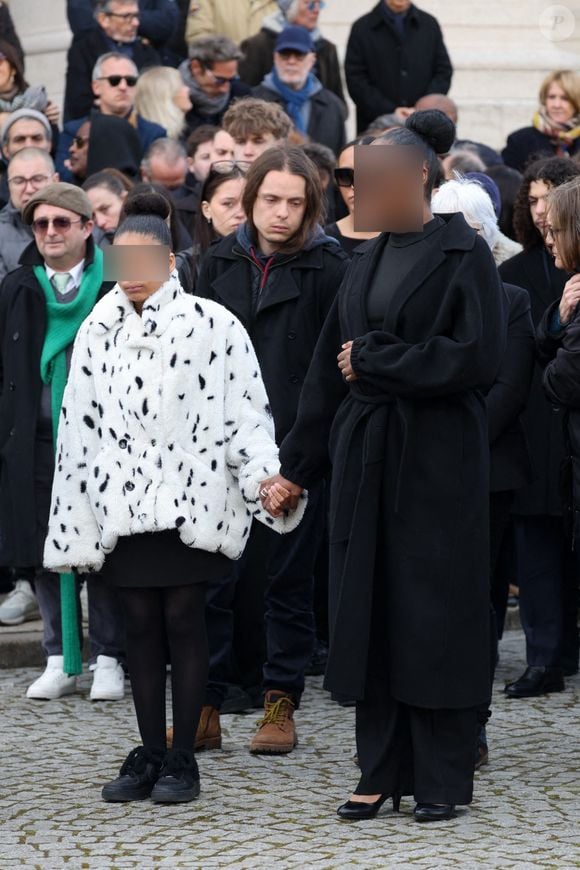 Ma mère, c'était la gentillesse. Elle arrivait à me faire sourire, même quand ça n'allait pas. Elle sentait quand je n'allais pas bien", a-t-elle déclaré devant l'audience.

Iris et Maya, les filles de la défunte, Choukri Gabteni - Sorties des obsèques d’Isabelle Mergault à la Coupole du Père-Lachaise à Paris le 30 mars 2026. © Cyril Moreau - Dominique Jacovides / Bestimage