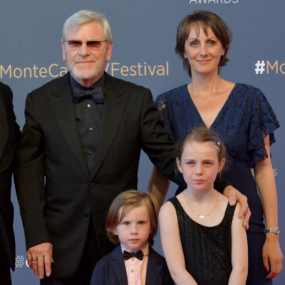 Tchéky Karyo, Valérie Kéruzoré et leurs enfants lors du photocall de la cérémonie des Nymphes d'Or du 60ème festival de télévision de Monte Carlo au Grimaldi Forum à Monaco le 22 juin 2021.

© Bruno Bebert / Bestimage