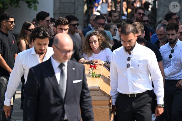 Lors des obsèques, qui se sont déroulées le samedi 5 juillet 2025, plusieurs grands noms du football ont fait le déplacement jusqu’à l’église Matriz de Gondomar, près de Porto au Portugal.

Rute Cardoso, l'épouse de Diogo Jota, après les funérailles de Diogo Jota et d'André Silva, célébrées à l'église Matriz de Gondomar, près de Porto. L'attaquant de Liverpool et du Portugal est décédé avec son jeune frère André Silva dans l'accident survenu à Zamora jeudi matin. © PA Photos/ABACA