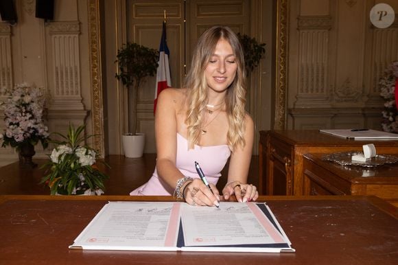 Exclusif - Melanie Bauw - Mariage de Djamel Bentenah (acheteur dans l'émission Affaire Conclue) avec Severine Bauw à la mairie de Colombes le 21 juin 2025.