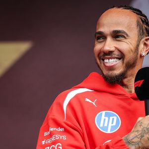 Le 6 mars 2026, Melbourne, Victoria, Australie : MELBOURNE, AUSTRALIE - 06 MARS 2026 : Lewis Hamilton de la Scuderia Ferrari HP lors du forum des fans au Grand Prix d'Australie 2026 à Albert Park à Melbourne, Australie (Credit Image : © Chris Putnam/ZUMA Press Wire / Bestimage)