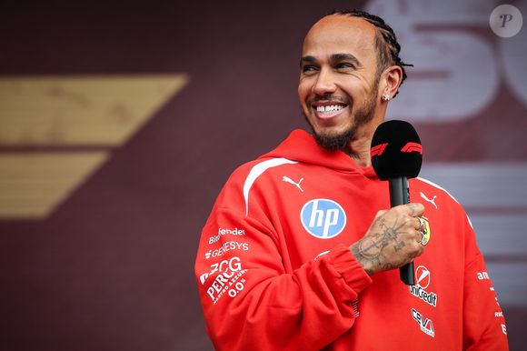 Le 6 mars 2026, Melbourne, Victoria, Australie : MELBOURNE, AUSTRALIE - 06 MARS 2026 : Lewis Hamilton de la Scuderia Ferrari HP lors du forum des fans au Grand Prix d'Australie 2026 à Albert Park à Melbourne, Australie (Credit Image : © Chris Putnam/ZUMA Press Wire / Bestimage)