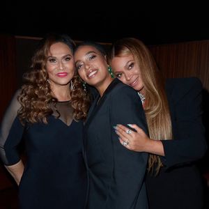 Tina a dû braver les préjugés de sa famille qui s'opposait à cette démarche.

Tina Knowles et Beyoncé Knowles célèbrent le succès, respectivement de sa fille et de sa sœur Solange au New York City Ballet, dont elle est la première Afro-américaine à signer la musique d'un spectacle. Le 29 septembre 2022.