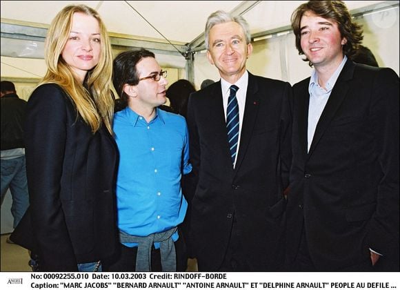 Marc Jacobs, Bernard Arnault, Antoine Arnault et Delphine Arnault, en 2003 pour le défilé Louis Vuitton. RINDOFF-BORDE / BESTIMAGE