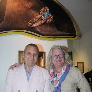 Exclusif - Jean-Charles de Castelbajac, Pierre-Jean Chalençon - Exposition de la collection de Pierre-Jean Chalençon pour la vente "Napoléon: Une collection historique" chez Sotheby's à Paris le 19 juin 2025.
C'est le styliste Jean-Charles de Castelbajac, qui a apporté sa touche colorée à la vitrine de la vente du 25 juin, consacrée aux objets provenant du trésor de Pierre-Jean Chalençon, l'un des plus grands collectionneurs privés d'objets napoléoniens au monde. © Baldini/Bestimage