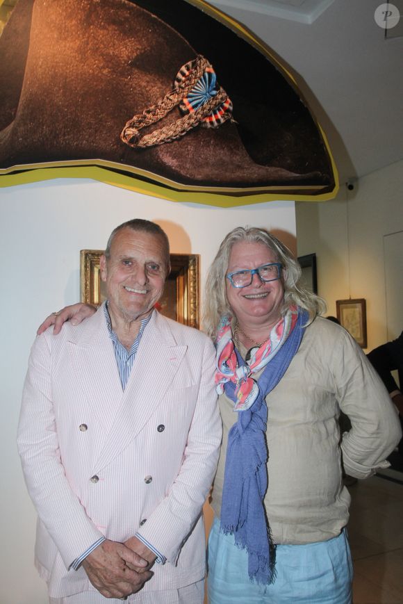 Exclusif - Jean-Charles de Castelbajac, Pierre-Jean Chalençon - Exposition de la collection de Pierre-Jean Chalençon pour la vente "Napoléon: Une collection historique" chez Sotheby's à Paris le 19 juin 2025.
C'est le styliste Jean-Charles de Castelbajac, qui a apporté sa touche colorée à la vitrine de la vente du 25 juin, consacrée aux objets provenant du trésor de Pierre-Jean Chalençon, l'un des plus grands collectionneurs privés d'objets napoléoniens au monde. © Baldini/Bestimage
