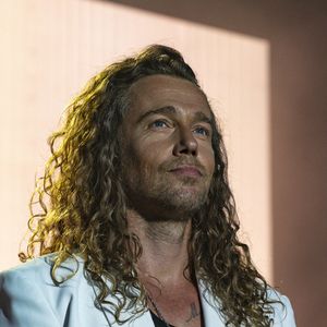 Julien Doré en concert au festival du Printemps de Pérouges au Château de Saint-Maurice-de-Rémens (01) le 25 juin 2025. © Sandrine Thesillat / PsNewZ / Bestimage