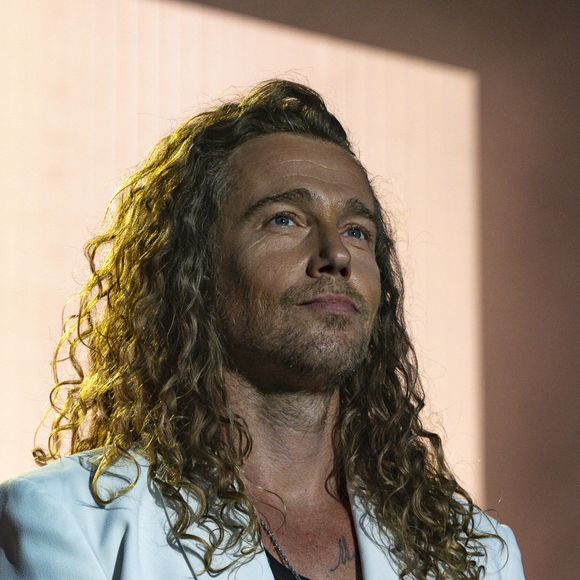 Julien Doré en concert au festival du Printemps de Pérouges au Château de Saint-Maurice-de-Rémens (01) le 25 juin 2025. © Sandrine Thesillat / PsNewZ / Bestimage