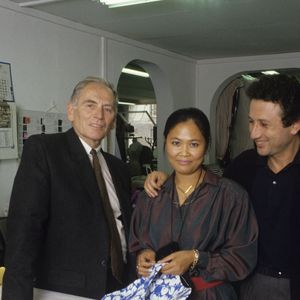 Archives - En France, à Paris, Pierre Cardin, Michel Drucker, et sa fille adoptive cambodgienne Yleng  dans l'atelier de couture de chez CARDIN où elle est première main. Septembre 1987
© Michel Ristroph via Bestimage