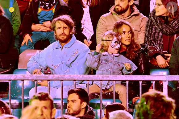 Philippe et Elodie ne se sont autorisés qu'une sortie publique avec lui, au Carnaval de Nice, en 2024.

Philippe Lacheau, l'acteur, réalisateur, scénariste et animateur français venu en famiile, avec sa femme Elodie Fontan et leur fils Raphaël, durant le premier corso carnavalesque illuminé du Carnaval de Nice 2024 "Roi de la Pop Culture", le 17 février 2024. Bruno Bebert / Bestimage