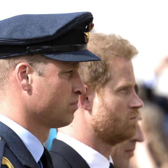 Et même lorsqu'il a pris sa retraite, en 2001, Graham Craker est resté très proche de la famille royale d'Angleterre, en particulier des deux fils du roi Charles III.

Le prince de Galles William, le prince Harry, duc de Sussex - Procession cérémonielle du cercueil de la reine Elisabeth II du palais de Buckingham à Westminster Hall à Londres. Le 14 septembre 2022. Backgrid UK/ Bestimage