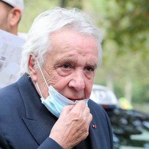 Michel Sardou arrive dans les studios de l'émission de télévision "C à vous" à Paris, France, le 30 août 2021. © Panoramic/Bestimage