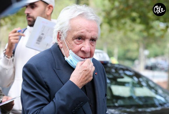 Michel Sardou arrive dans les studios de l'émission de télévision "C à vous" à Paris, France, le 30 août 2021. © Panoramic/Bestimage