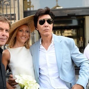 Les jeunes mariés, Jean-Luc Lahaye et sa femme Paola (Lahaye-Aubin) à la sortie de la mairie du 18ème arrondissement de Paris - J.L.Lahaye s'est marié en secondes noces avec sa compagne P.Aubin à la mairie du 18ème arrondissement de Paris, le 2 juillet 2025. Des célébrités ont répondu à l'invitation, dont F.Lalanne qui a fait le déplacement spécialement pour l'occasion depuis Aix-en-Provence. Toutefois, la grande absente à cet événement est Margaux, une des deux filles du marié, paraplégique après une chute du 2ème étage de son appartement parisien survenue en 2019. Agence / Bestimage