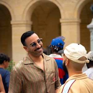 Adil Rami et Oli (Olivio Ordoñez) au Front Row du défilé Drôle de Monsieur de la mode homme Printemps/Été 2026 dans le cadre de la Fashion Week de Paris au 1 rue Clotilde, à Paris, France, le 274 juin 2025. © Florian Lavielle/Bestimage